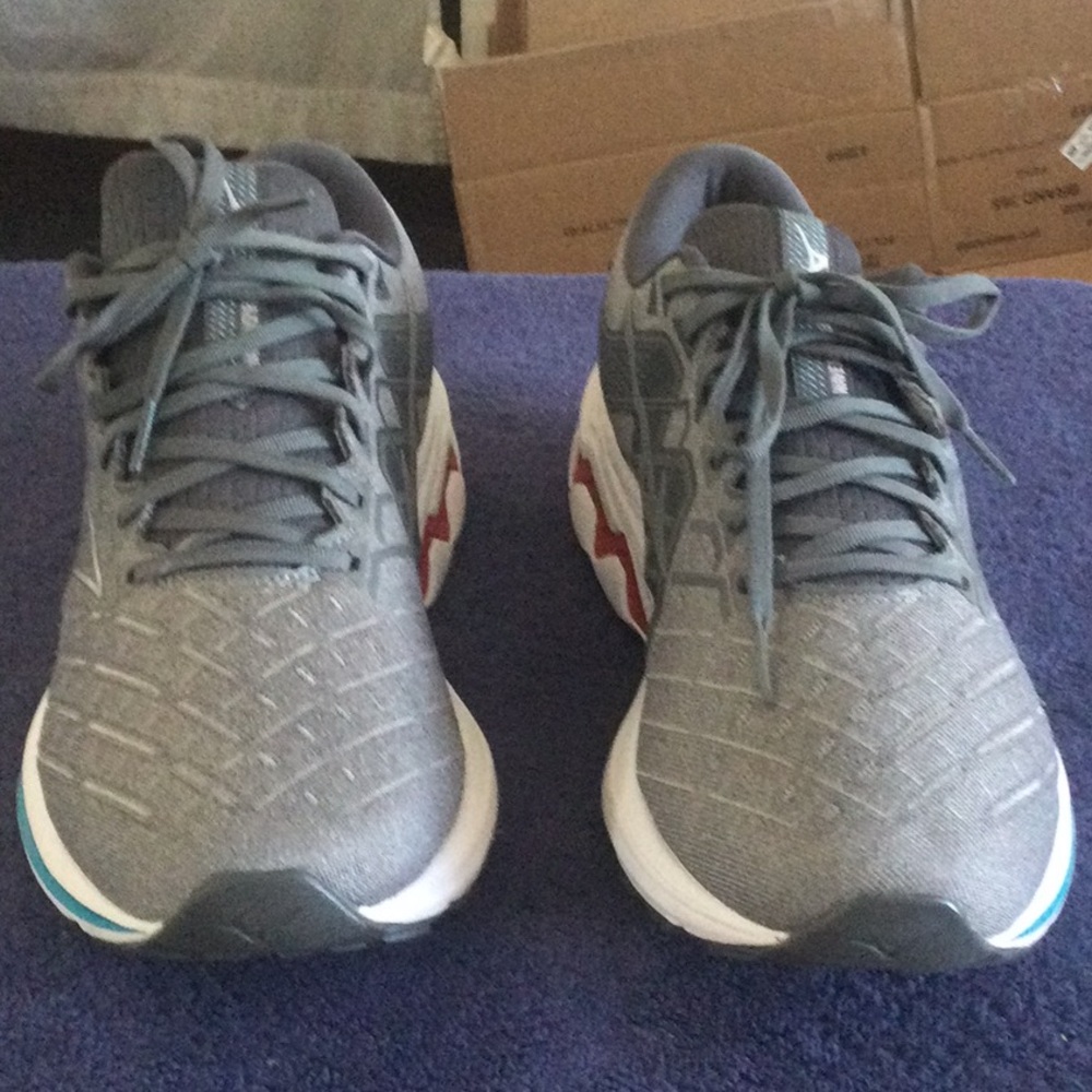 Gray Mesh Running Shoes with Subtle Teal Accent